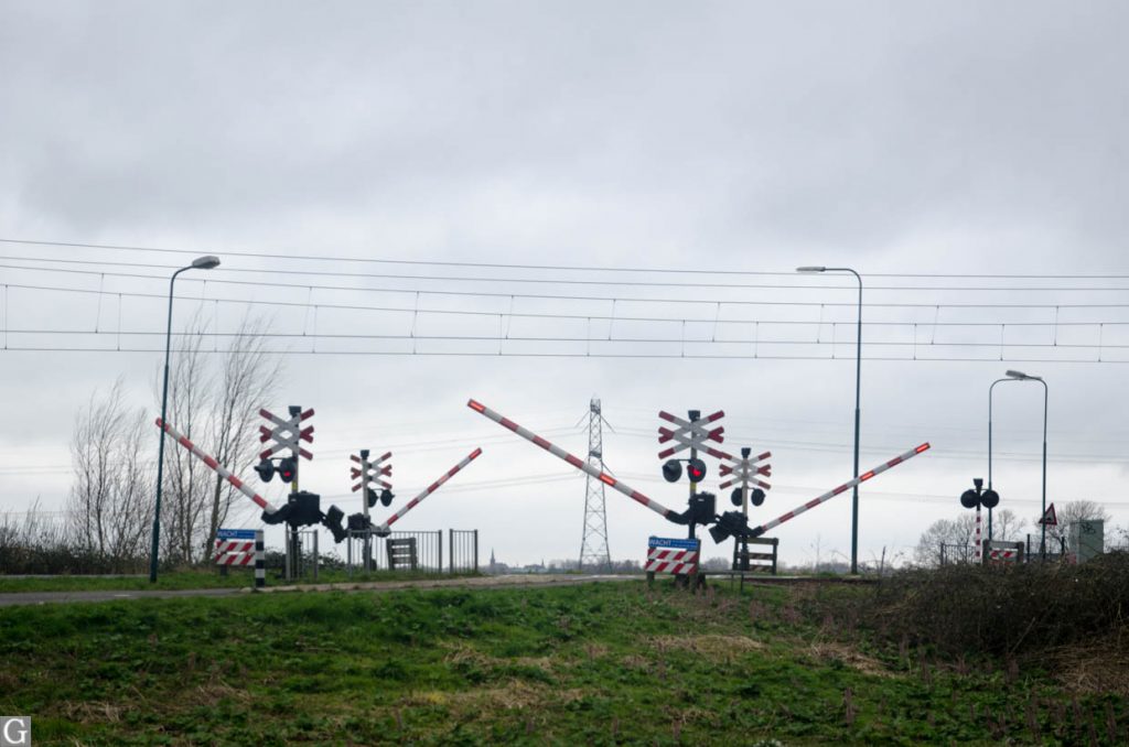 overwegbomen sluiten bij Gieltjesdorp